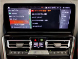 【ドライバーコックピット】人間工学に基づきドライバー中心にすべての操作パネルを設計。ドライバーが直感的に操作できる様にドライバー側にわずかに傾斜。常に運転に最適な姿勢/視線を保つ事が出来ます!