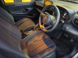 運転席です。ハンドルの左右にスイッチが付いています。