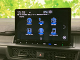 ナビや電話、設定、オーディオなどのメニューが画面に並び、目的の項目を見つけやすい構成です。タッチ操作で必要な機能を選びやすく、日常のさまざまな場面で活用できます。