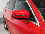BMWのミラーは車種によって異なりますがレーンチェンジウォーニングが装備されております。詳しくは当店スタッフまでお問い合わせくださいませ。