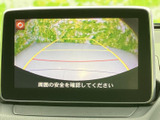 後方の様子を画面で確認しながら駐車でき、ガイド線を目安に車庫入れや切り返しを行えます。周囲の安全を確かめる際にも役立ち、日々の駐車をサポートしてくれる装備です。