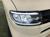 白く明るい光で夜間走行をサポートするLEDヘッドランプを搭載