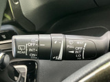 レバーに表示がまとまっているため、設定を確認しながら扱いやすい構成です。運転席から手の届く位置にあり、天候の変化に応じた操作をサポートする装備です。