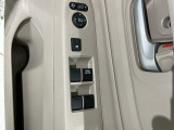 狭い駐車場で便利な電動格納ドアミラーが付いています。
