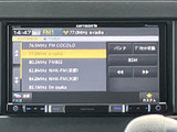 ラジオの受信局や周波数が一覧で表示され、聴きたい放送を選びやすい画面です。画面内の切替項目もまとまっており、通勤やお出かけの際に音声を楽しむ場面で活用できます。