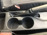 運転席・助手席用と2つのカップホルダーを装備しています。