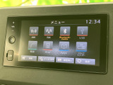 AM・FMに加えてBluetooth AudioやUSBなどのメニューが並び、音楽や電話の接続方法を画面で選べます。アイコン表示で項目を見分けやすく、日々の移動中もお好みの音源を選びやすい装備です。