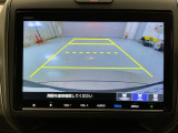 リバースギアに入れるだけで後方の表示へ切り替わります。夜間や雨の日の駐車も楽になりますよ。