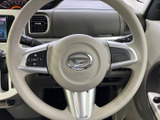握りやすい形状のステアリングに、手元で確認できるスイッチを備えています。運転姿勢のまま各種操作に使える装備がまとまり、前方を意識しながら扱いやすいレイアウトです。
