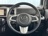 手になじみやすい形状で、左右のスポークにはスイッチ類を備えています。運転姿勢のまま手元で必要な操作にアクセスしやすく、視線移動を抑えたい場面にも便利です。