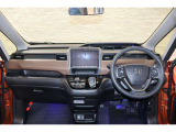 操作性に優れた運転席となります!小物入れや各ボタンの配置にこだわり、使いやすいです!座り心地もよく視認性も良好なのでロングドライブもお任せ下さい!