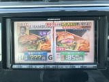 テレビ番組を画面で視聴できる装備です。停車中の休憩時間にも映像を楽しめるので、お出かけ先でひと息つく際にも活用できます。画面上に番組情報や映像が表示されます。