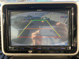 後方の映像とガイドラインを画面で確認でき、駐車時の後方確認をサポートします。車庫入れや切り返しの際にも、周囲の状況を把握しやすい装備です。