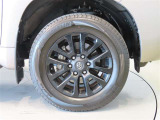純正のアルミホイール装着車です。タイヤサイズは265/60R18です。