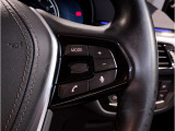 運転中にもオーディオの音量やFMの切り替えなどステアリングでの操作で切り替え可能なため、ステアリングから手を放す必要がない為、運転中でも操作が簡単でございます。