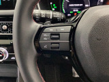 【ステアリングスイッチ】ハンドルにオーディオリモコンスイッチが装備されています。視点をそらすことなく、ボリューム調整・モード切替・放送局・曲飛ばしなどが可能です。