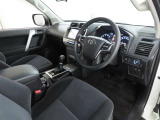 シンプルで使いやすいデザインの運転席です。