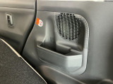 【後席ドリンクホルダー】後席用にも使いやすい位置にドリンクホルダーがございます。みんなが快適な空間でドライブはより楽しいものに♪