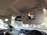 照明付バニティーミラー★運転席、助手席に装備しています。