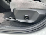 助手席にも。8ウェイパワーシートスイッチがつきます。