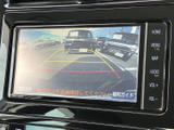 画面には車両後方の映像とガイド線が表示され、周囲を確認する際の目安になります。テレビ視聴にも対応した画面で、停車中に番組を楽しむ際も表示内容を確認しやすいです。