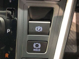 HOLD機能付きの電動パーキングブレーキ。HOLD機能を使用すると、信号待ちなどでフットブレーキから足を放しても、車は動かずそのまま停車してくれます。ドライブなど足が疲れた時には便利な機能です。