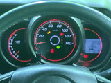 速度やエンジン回転数などの表示がまとまり、運転中に必要な情報を確認しやすい配置です。中央のメーターと左右の表示部が見渡しやすく、日々の運転を支える実用的なメーターパネルです。