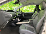 前席は身体を支える形状で、落ち着いて座れる空間です。フロントガラスから光が入り、室内の見通しもすっきり。乗り降りの際も足元にゆとりを感じられるレイアウトです。