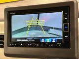 リバースギアに入れるだけで後方の表示へ切り替わります。夜間や雨の日の駐車も楽になりますよ。