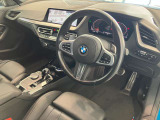 BMWの操作パネルは使いやすさを追求し日常生活で必要なボタン&スイッチを使えるようにした構造となっております。購入時から沢山触って体感してください。