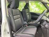 ゆったりとした前席は、座面と背もたれに落ち着いた色合いを採用し、運転席からの視界も開放的です。乗り降りの際も座席まわりに余裕があり、毎日の移動を快適に支えてくれます。