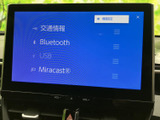 交通情報やBluetooth、USB、Miracastなどの項目が並び、画面から利用するメニューを選べます。表示が整理されているため目的の項目を見つけやすく、車内で使う機能を確認しやすい構成です。