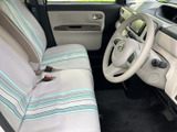 明るい色合いのシートとドア内張りで、運転席まわりに開放感があります。前席は左右がつながる形状で、乗り降りの際もゆったりとした空間を感じられます。