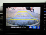 バックカメラの画像です。ガイドラインがスムースな車庫入れをサポートいたします。車庫入れの安心感がアップしますね。