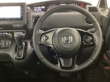 【ハンドル】運転にかかわる様々な操作を安全に行えるように視点移動が少なく操作性に配慮されたスイッチ類が凝縮されたコックピットです。