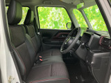 窓から光が入り、運転席まわりまで見通しやすい空間です。シートには落ち着いた色合いの表皮を採用し、運転席と助手席でゆったり過ごせます。