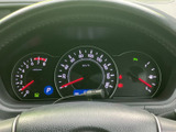 速度計やエンジン回転計、燃料計が並び、走行に必要な情報を運転席からまとめて確認できます。表示や目盛りが見渡しやすく、日々の運転時にも状況を把握しやすい配置です。