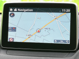 現在地周辺の道路や施設名が画面に表示され、地図を見ながら目的地までの道順を確認できます。縮尺表示もあり、近場の移動から初めて訪れる場所へのお出かけまで役立ちます。