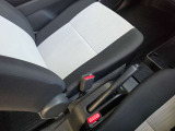 運転席の座面です。座席の横にレバーがあり、すぐ左にサイドブレーキがあります。
