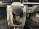 CVT車のセレクトレバーです。低速から高速まで、変速ショックのないスムーズな走りを実現するとともに、エンジン効率のよい領域を維持することで燃費にも貢献します。
