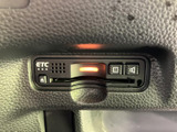 ETC車載器を運転席まわりに備え、カードの挿入部や表示を目で確認しやすい位置に配置しています。料金所を利用する際にも扱いやすく、日常のお出かけを支える便利な装備です。