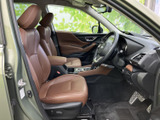 運転席と助手席にはブラウン系のシートを採用し、落ち着いた雰囲気の室内です。前方の視界も広く、乗り降りしやすい開口部から、毎日の移動を快適に始めていただけます。