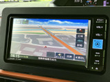 道路や周辺施設が画面いっぱいに表示され、現在地や進行方向を確かめやすい地図表示です。縮尺や表示切替も画面から選べるため、目的地までの道順確認に役立ちます。