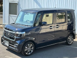 車幅いっぱいに伸びたフロントアクセサリLEDがボディーのワイド感を強調