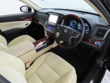 高級感のある美しいインテリアデザインの運転席です。