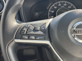 【ステアリングスイッチ】運転中視界をそらすことなくオーディオ操作ができます。
