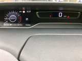 速度やエンジン回転数、シフト位置などを運転席から確認しやすく表示しています。必要な情報がまとまっており、走行中も目線の移動を抑えながら状態を把握しやすい配置です。