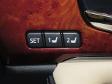 運転席は二人分のシートポジションを記憶します。