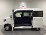 床は低く、天井は高く、すみずみまで使える四角い荷室の大空間です。運転席以外の空間すべてに荷物が積める!。助手席側センターピラーレス (ドアインピラー構造)です。