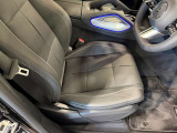 メルセデスのシートは、少し硬めに出来ておりますので、長時間の運転でも疲れにくく、安全にドライビングをお楽しみ頂けます